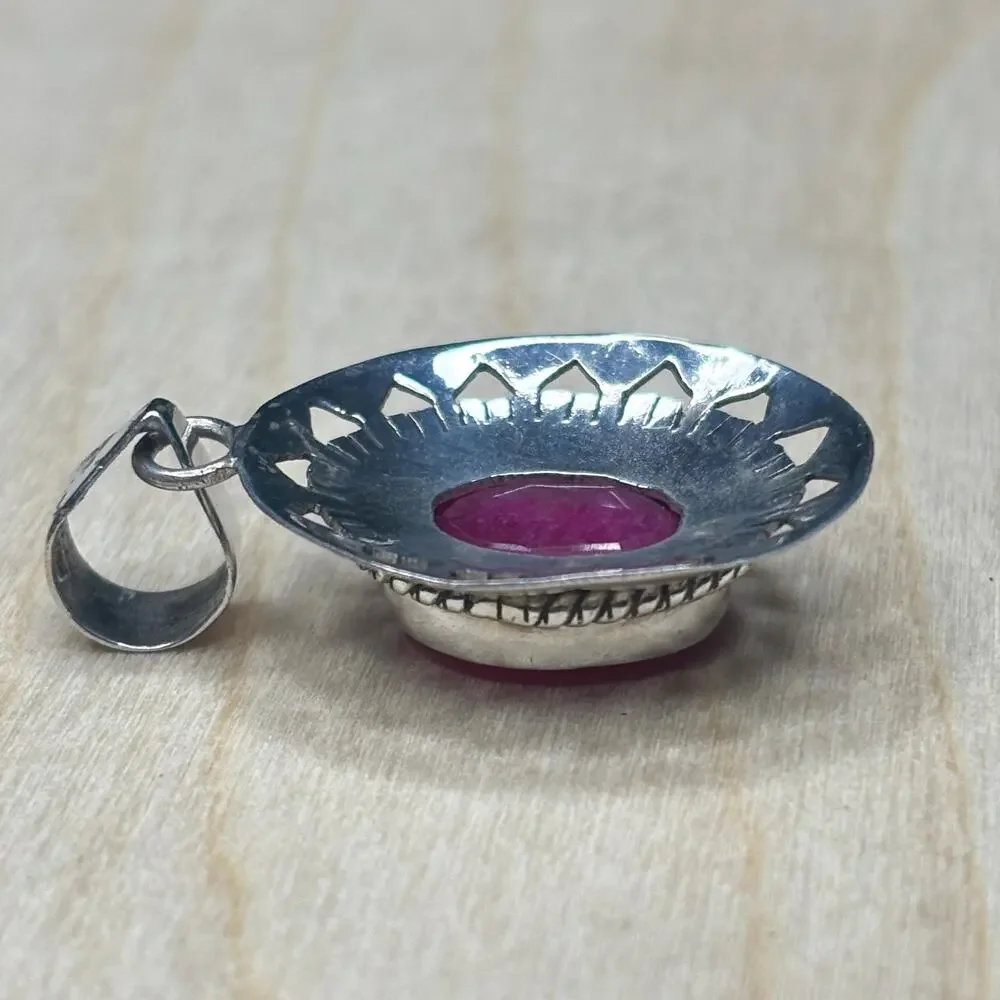 Vintage 925 Sterling Silver Oval Indian Ruby Pendant Geometric Cutout Border - Picture 3 of 7